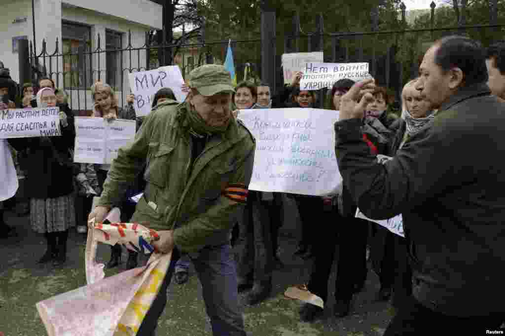 У Сімферополі в середу 5 березня група молодих дівчат провела пікет на підтримку військовослужбовців Збройних сил України біля штабу військ берегової оборони Військово-морських сил України. На них напали проросійські активісти