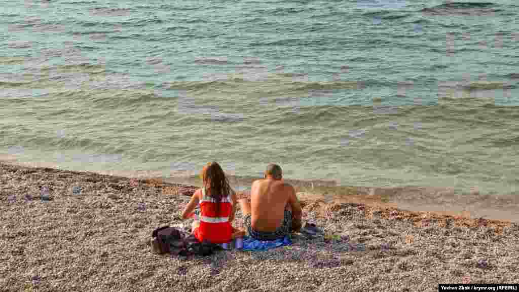 Біля морської води вже відчувається легка осіння прохолода