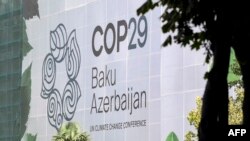 Bakıda təmir olunan binanın fasadında COP29 iqlim konfransının brendinqi.