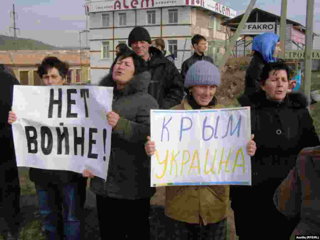 Кримські татари вздовж траси Сімферополь-Бахчисарй протестують проти референдуму про приєднання Криму до Росії.