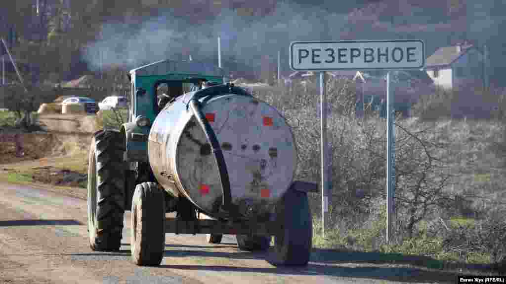 Тракторист везе технічну воду в Резервне