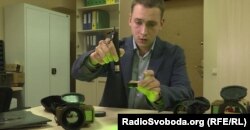 Максим Волков, керівник виробництва Thermal Vision Technologies показує захисне скло