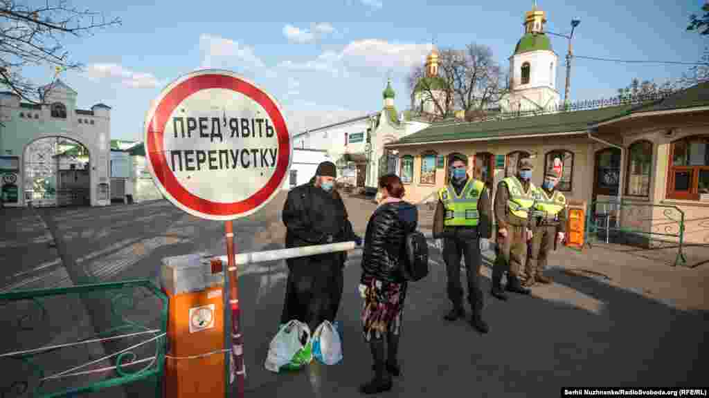 Києво-Печерська лавра з 13 квітня зачинена на карантин. Монаху та священникам, які перебувають на ізоляції, люди приносять пакунки із їжею