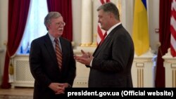 Президент України Петро Порошенко і радник президента США з питань національної безпеки Джон Болтон (ліворуч). Київ, 24 серпня 2018 року