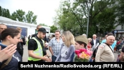 Поліція спілкується з людьми, які принесли заборонену символіку