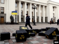 Наразылық білдірушілер Украина парламенті ғимаратының алдына әкеліп тастаған жәшіктер ядролық отын қалдығын бейнелейді. Киев, 17 желтоқсан 2009 ж.