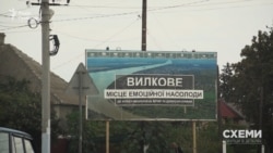 Там пересуваються переважно на човнах, тож його полюбляють називати «українською Венецією»