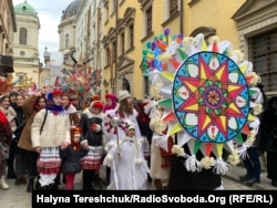 Колядують українці з різдвяними зірками