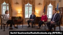 Зліва направо: кореспондентка Радіо Свобода Олена Ремовська, американські сенатори Роб Портман, Джин Шахін та Кріс Мерфі, Київ, 2 червня 2021 року