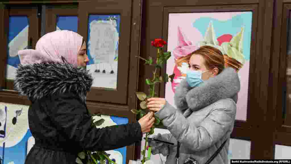 Хіджаб&nbsp;&ndash; жіночий одяг, який відповідає нормам шаріату, повинен закривати тіло й волосся жінки &nbsp;