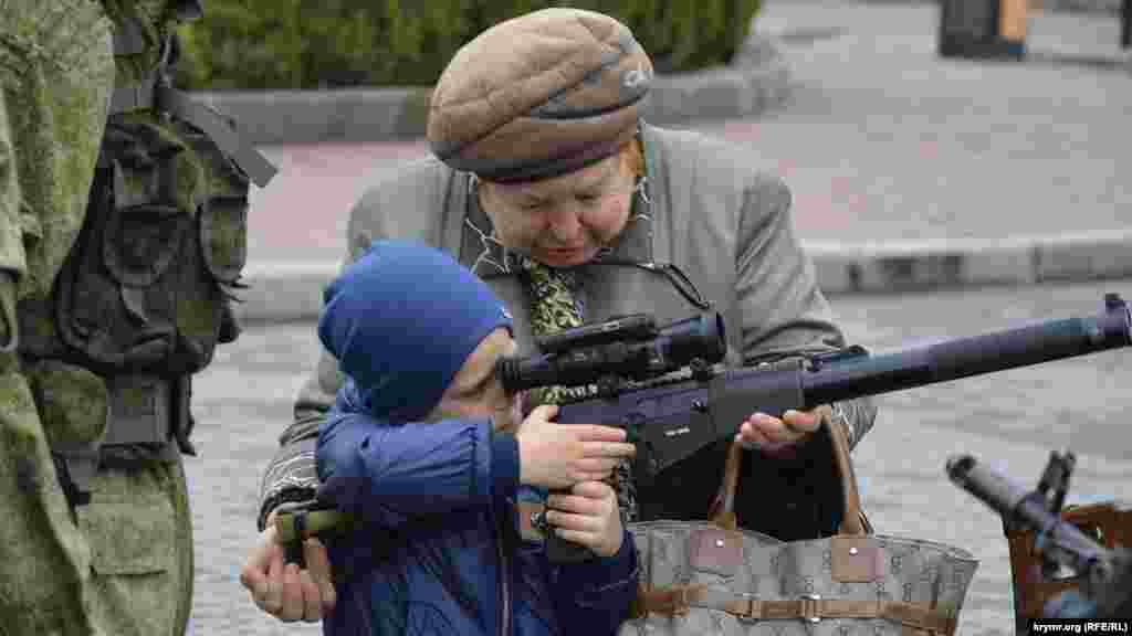 12 квітня 2019 року, Севастополь. Виставка військової техніки, що стоїть на озброєнні російських військ протиповітряної оборони. Серед відвідувачів заходу &ndash; переважно пенсіонери з онуками