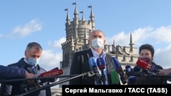 «Ти в 90-х ходив сюди в ресторан?»: як у Криму відкривали «Ластівчине гніздо» після «реконструкції» (фотогалерея)