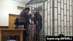 Мустафа Дегерменджі спілкується з адвокатом під час перерви в судовому засіданні