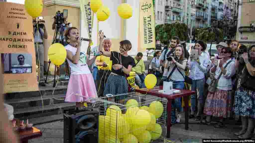 Повітряні кульки та солодощі, все як на справжньому святі