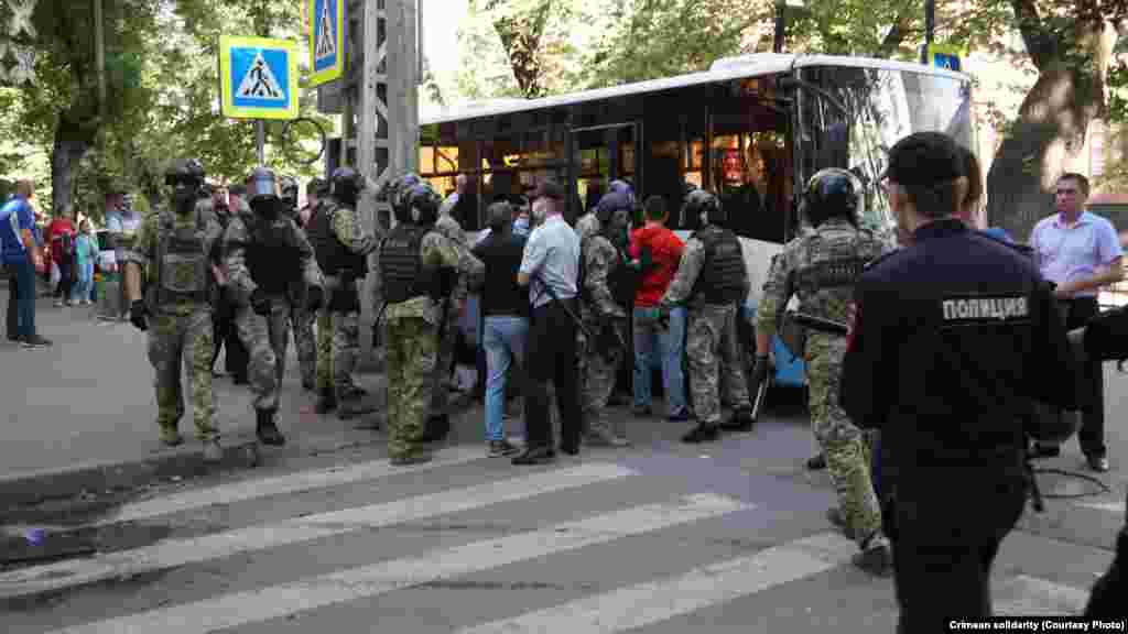 Затримали, зокрема, двох громадянських журналістів &laquo;Кримської солідарності&raquo;, вони ж кореспонденти інтернет-видання &laquo;Грани.ру&raquo;, Айдера Кадирова і Нурі Абдурашитова