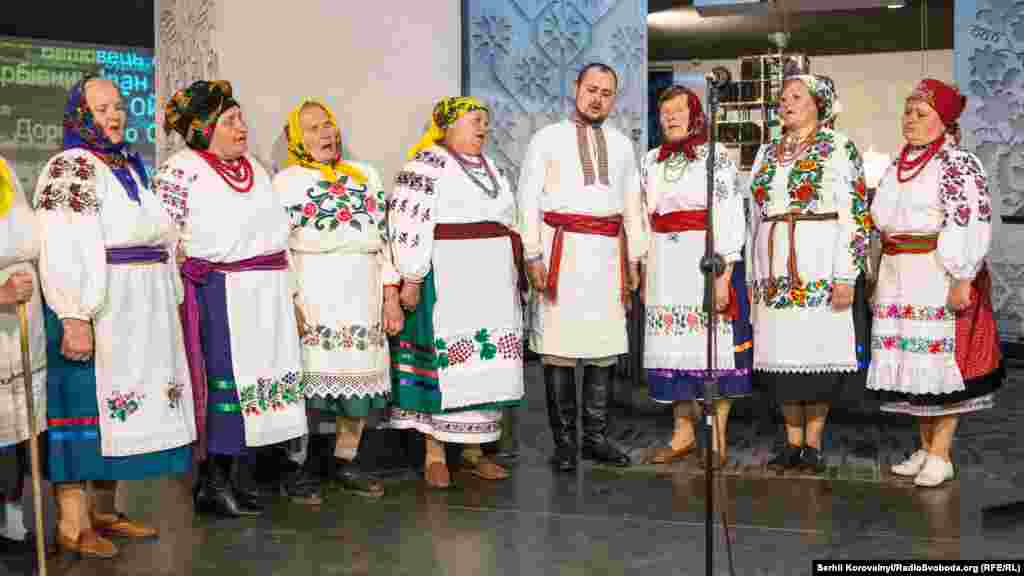 Етно-гурт &laquo;Барвінок&raquo; співає народну пісню &laquo;Усі гори зеленіють&raquo;