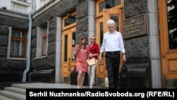 Родичі політичних в’язнів у Росії після зустрічі із Петром Порошенком під Адміністрацією президента, Київ, 8 червня 2018 року