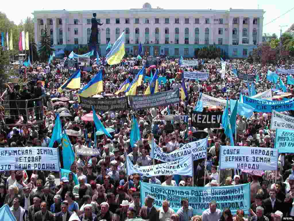 Травень 2006. Це традиційне зібрання 18 травня, в день пам&#39;яті жертв депортації кримськотатарського народу. Кримськотатарські прапори майорять разом із протестними транспарантами та прапорами України