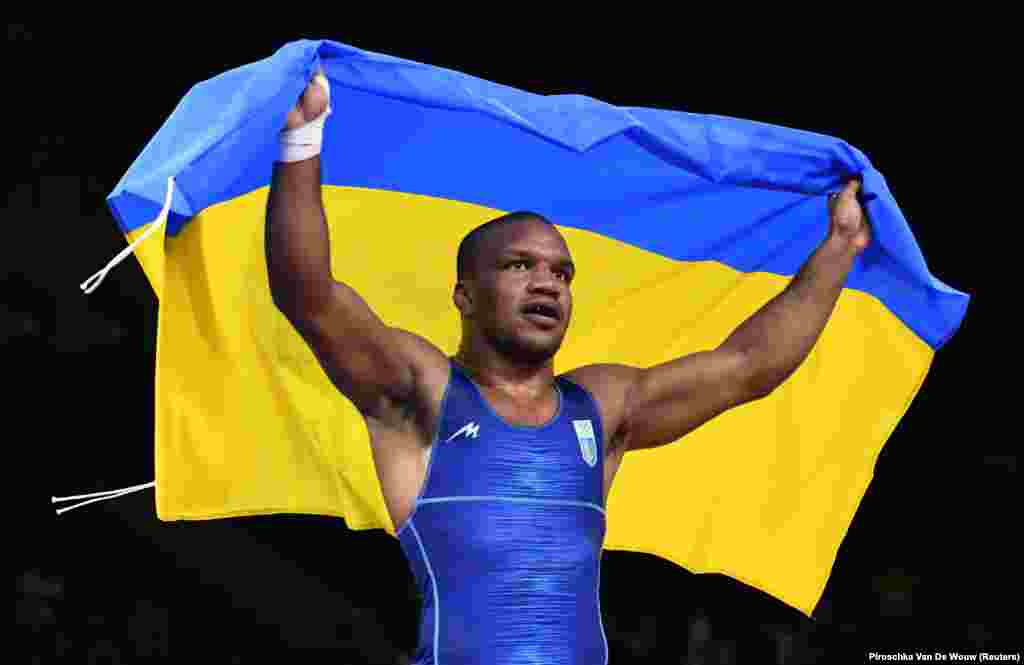 Український борець Жан Беленюк завоював золото на Олімпійських іграх у Токіо. У фіналі він переміг угорця Віктора Лерінца.&nbsp; Після завершення поєдинку Беленюк, загорнутий в український прапор, станцював гопак. Це перше українське &laquo;золото&raquo; на цій Олімпіаді 