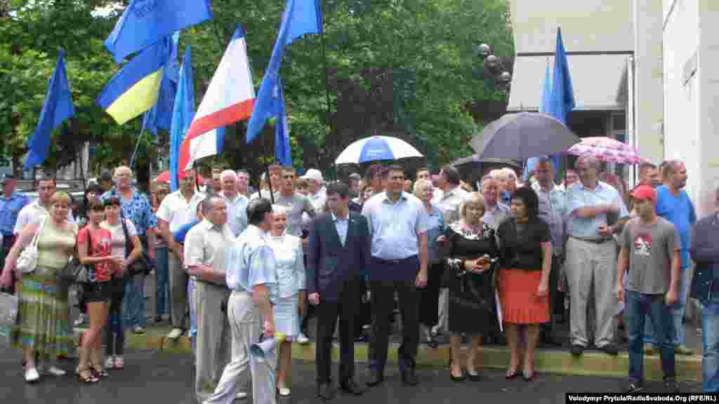 Влада заборонила акцію на захист української мови, але дозволила мітинг і ходу &laquo;Партії регіонів&raquo;. У перших рядах прихильників мовного закону&nbsp;&ndash; міністр освіти Криму, кримські та сімферопольські депутати та чиновники