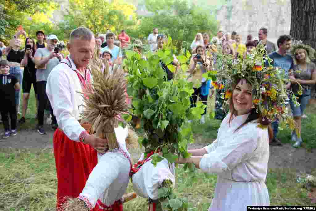 Під час святкування Купала його учасники розіграли сцену зустрічі та одруження давньослов&rsquo;янських богів Морени та Купала. Роль Купала і Морени під час свята виконують спеціально обрані поміж його учасників чоловік та жінка, які носять спеціально створені до свята опудала