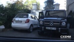 Журналісти помітили чорний броньований Mercedes у дворі біля бокового заїзду до ОП