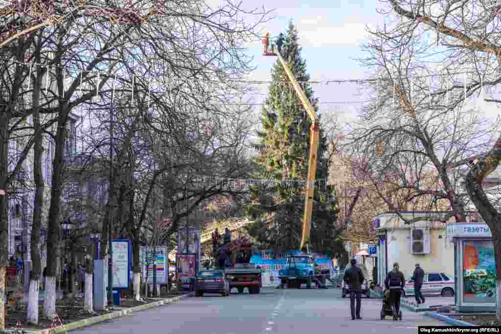 Наряджання ялинки, яку привезли з Устюга, Вологодської області Росії. Її встановили на перетині вулиць Пушкіна і Горького.