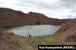 Семей өңіріндегі жарылыстардың бірінен кейін пайда болған көл. (Көрнекі сурет)