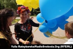 Ганна Счасна-Гарус з дітьми на пікеті на захист української мови біля ОДА. Дніпро, 2017 рік