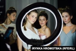 Ukrainian Fashion Week сән үлгісі байқауына қатысушы қыздар. Киев, 3 ақпан (Ирина Громоцкая).