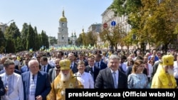 Президент України Петро Порошенко (в цетрі), глава УПЦ КП патріарх Київський і всієї Руси-України Філарет (ліворуч) і глава УАПЦ, митрополит Київський і всієї України Макарій (праворуч) під час відзначення 1030-річчя хрещення Русі-України. Київ, 28 липня 2018 року