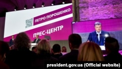 Петро Порошенко у своєму виборчому штабі під час першого туру голосування