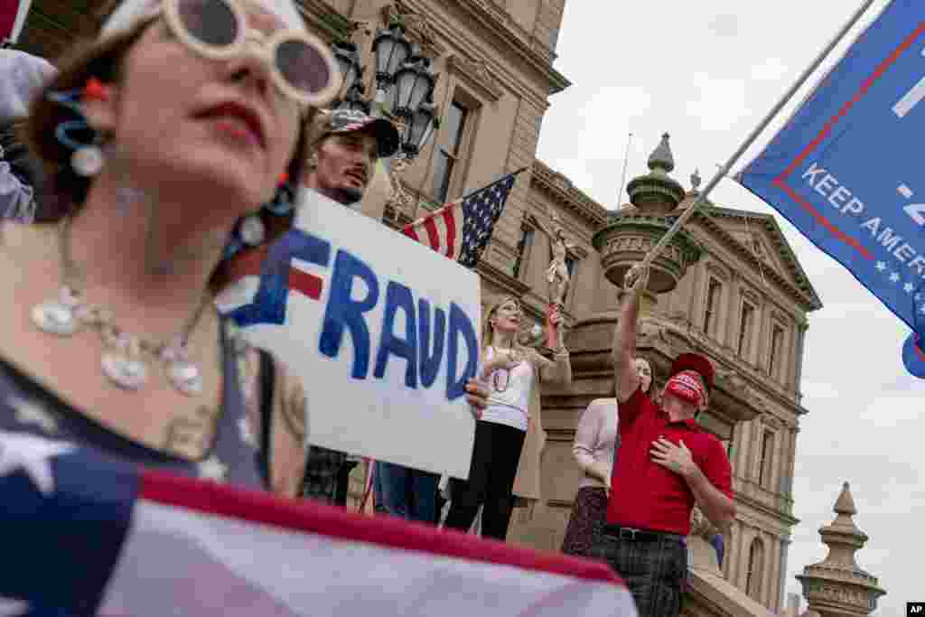 Прихильники Трампа співають державний гімн під час протесту проти результатів президентських виборів, Лансінг, штат Мічиган