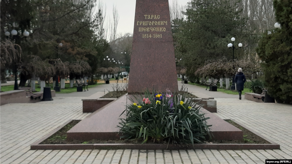 Пам&#39;ятник Тарасу Шевченку в Керчі встановлено в одному з центральних парків міста, неподалік від будівлі міської адміністрації. Після російської анексії Криму керчани продовжували приносити квіти до пам&#39;ятника в день народження поета