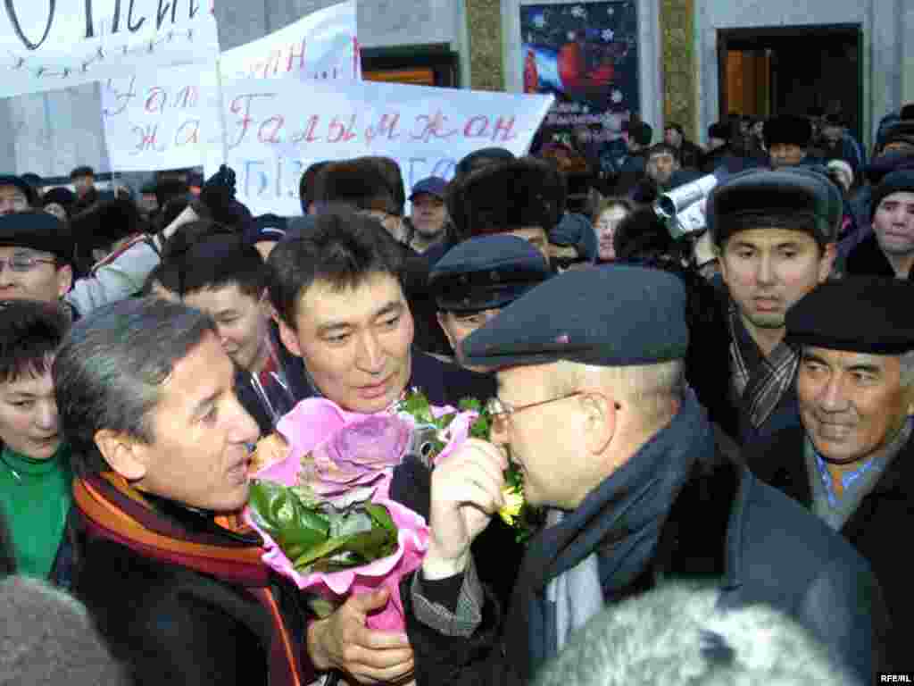 Оппозиция жетекшісі Ғалымжан Жақиянов түрмеден босап шыққанда оны вокзалдан қарсы алғандар арасында Алтынбек Сәрсенбайұлы да болған еді. Алматы, 15 қаңтар 2006 жыл.