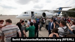 Зустріч у київському аеропорту «Бориспіль» 35 в’язнів Кремля, які прилетіли з Москви. 7 вересня 2019 року