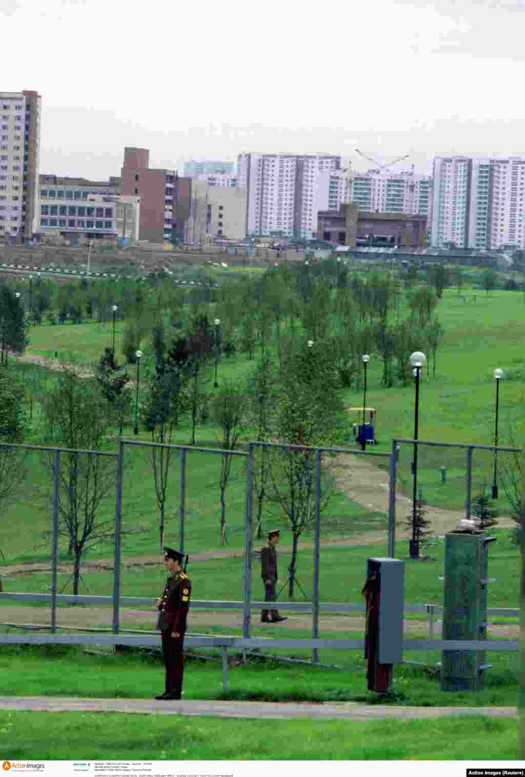 Збройне патрулювання Олімпійського селища. Ігри 1980 року відбулися через вісім років після Олімпіади в Мюнхені, під час якої внаслідок терористичного акту були вбиті 11 ізраїльських спортсменів і тренерів