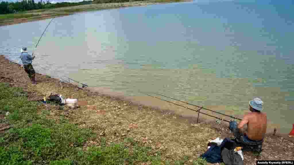 У будні рибалок на берегах водосховища небагато