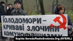 Під час ушанування жертв Голодомору 1932-33 років. Київ, 23 листопада 2013 року