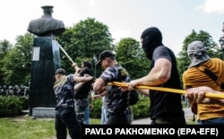 Пам’ятник маршалу СРСР Георгію Жукову за мить до знесення. Харків, 2 червня 2019 року