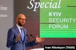 Колишній прем'єр-міністр України, лідер партії «Народний фронт» і засновник фонду «Відкрий Україну» Арсеній Яценюк під час виступу на спеціальному Київському безпековому форумі. Київ, 23 жовтня 2020 року.