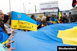 Акція проти відведення підрозділів Збройних сил України з бойових позицій на лінії розмежування на Донбасі. Станиця Луганська, 5 жовтня 2019 року