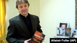 Олександр Литвиненко (1962–2006), колишній працівник радянських і російських спецслужб, автор низки книжок, зокрема книги «ФСБ підриває Росію». Лондон, 10 травня 2002 року