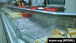 Окрім підвищення вартості продуктів, скоротився асортимент. Фото супермаркету в Сімферополі, 15 січня 2015 року