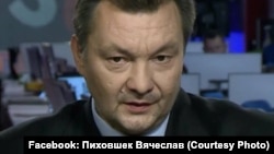 В'ячеслав Піховшек раніше вів програму «Епіцентр» на 1+1, в ефірі якої Георгій Гонгадзе дискутував з Леонідом Кучмою