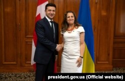 Президент України Володимир Зеленський і міністр закордонних справ Канади Христя Фріланд. Торонто, 2 липня 2019 року