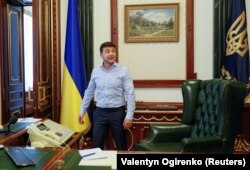 Володимир Зеленський у кабінеті президента України в будівлі на Банковій, 19 червня 2019 року