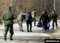 Учасники обміну полоненими поблизу Щастя, Луганська область, 26 лютого 2016 року