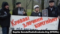 Під час ушанування жертв Голодомору 1932-33 років. Київ, 23 листопада 2013 року