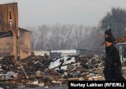 Өртеніп кеткен «Олжа» базарының орны. Алматы, 5 наурыз 2014 жыл.